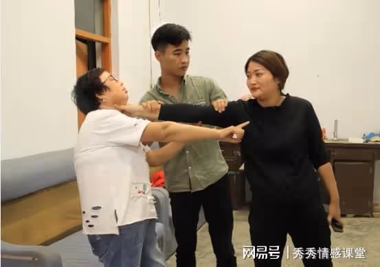 回你娘家坐月子去,不要影響你小姑子高考,兒媳聽後賣房讓婆婆滾