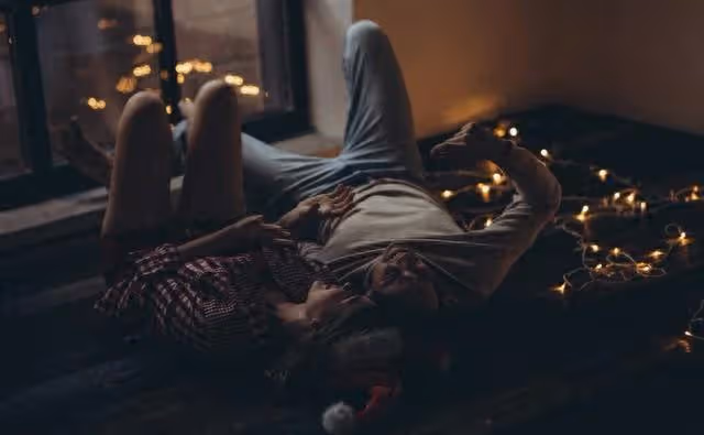 女孩不穿衣服睡被男閨蜜乘虛而入,不反抗還極力配合,事後哭訴