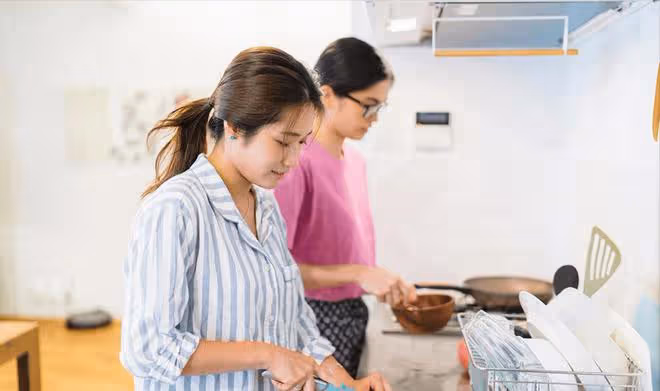 女孩不穿衣服睡被男閨蜜乘虛而入,不反抗還極力配合,事後哭訴