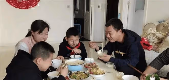 女孩不穿衣服睡被男閨蜜乘虛而入,不反抗還極力配合,事後哭訴