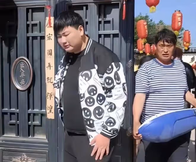 大衣哥當爺爺,辦喜宴現場曝光,懷抱孫子喜笑顏開,小偉洗脫委屈