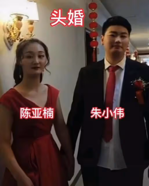 大衣哥當爺爺,辦喜宴現場曝光,懷抱孫子喜笑顏開,小偉洗脫委屈