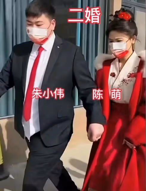 大衣哥當爺爺,辦喜宴現場曝光,懷抱孫子喜笑顏開,小偉洗脫委屈