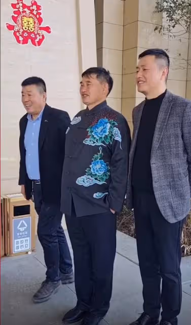 大衣哥當爺爺，辦喜宴現場曝光，懷抱孫子喜笑顏開，小偉洗脫委屈