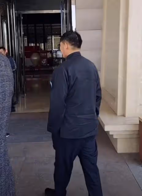 大衣哥當爺爺，辦喜宴現場曝光，懷抱孫子喜笑顏開，小偉洗脫委屈