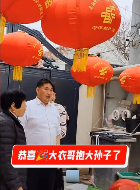 大衣哥當爺爺，辦喜宴現場曝光，懷抱孫子喜笑顏開，小偉洗脫委屈