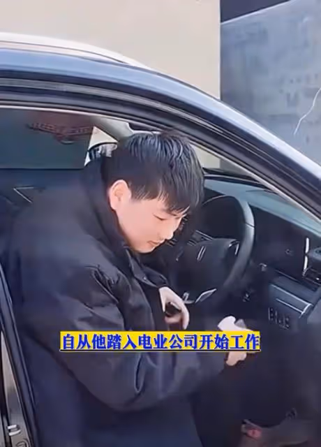 大衣哥當爺爺，辦喜宴現場曝光，懷抱孫子喜笑顏開，小偉洗脫委屈
