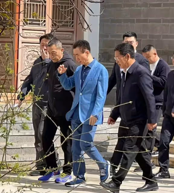 69歲王健林近照曝光!消瘦太多撐不起西裝,被贊卷自己不捲王思聰
