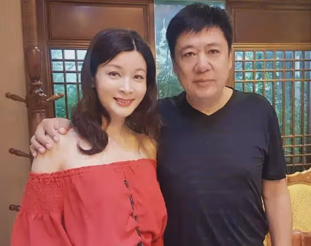 張潮：再婚娶小20歲美女，62歲老來得子，如今女兒也是演員