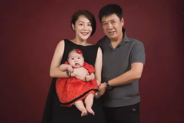 張潮：再婚娶小20歲美女，62歲老來得子，如今女兒也是演員