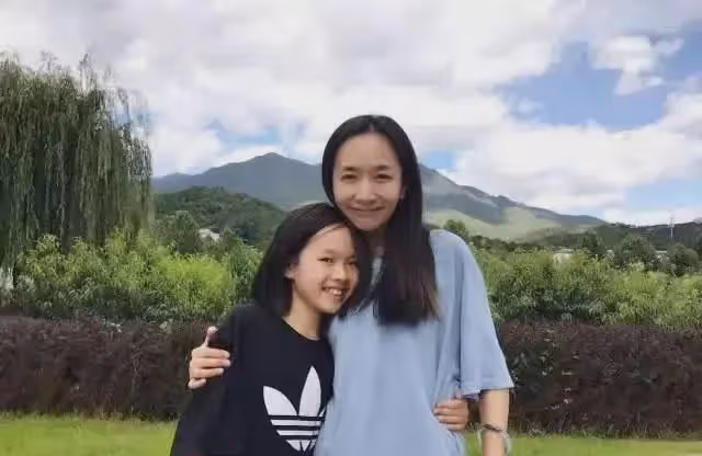 北京衛視「一姐」王芳：曾被多次下病危，嫁大16歲的老公身家過億