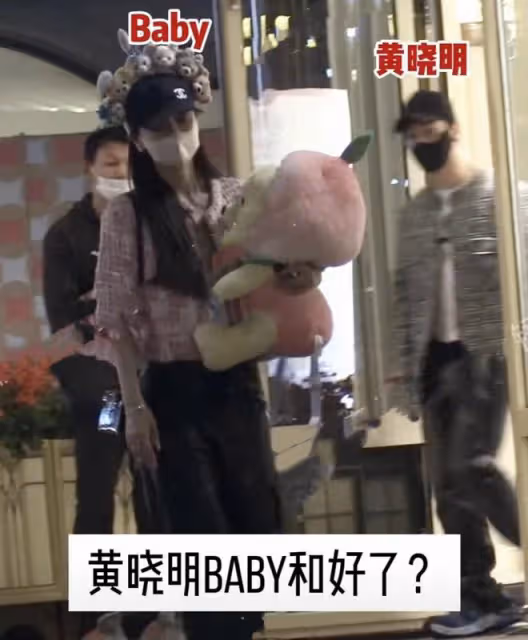 罕見!黃曉明baby陪兒子逛迪士尼,離婚後首同框,穿情侶裝或復婚