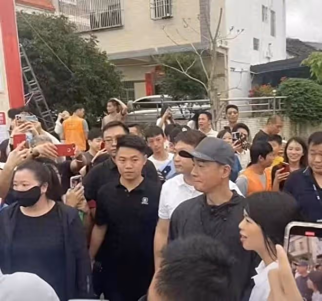 陳小春五一回老家惠州,被疑是假人!出場費不同尋常,細節顯人品