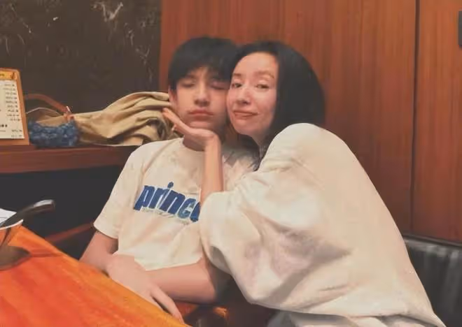 董潔與兒子首封曝光,15歲頂頂明星范足,完美遺傳爸媽優點帥炸了
