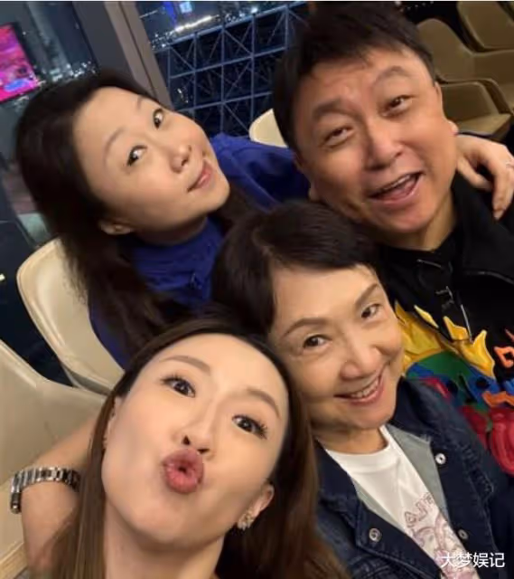 分手邱淑貞娶她!69歲王晶「前空姐愛妻罕現身」顏值不輸晶女郎