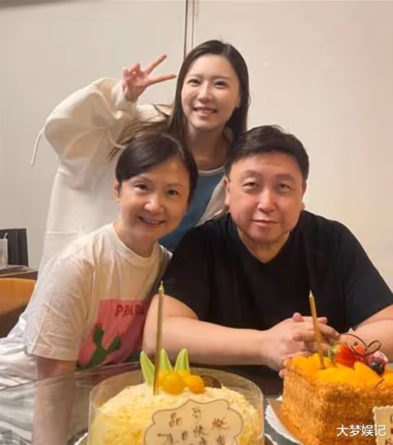 分手邱淑貞娶她!69歲王晶「前空姐愛妻罕現身」顏值不輸晶女郎