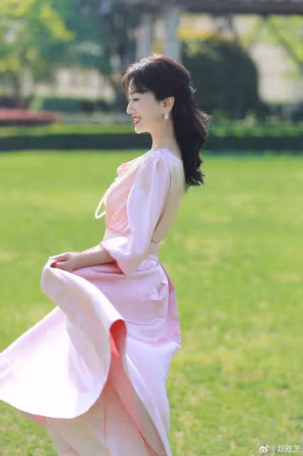 70歲趙雅芝近照曝光,穿粉裙踩恨天高騰空起跳,體態狀態不像老人