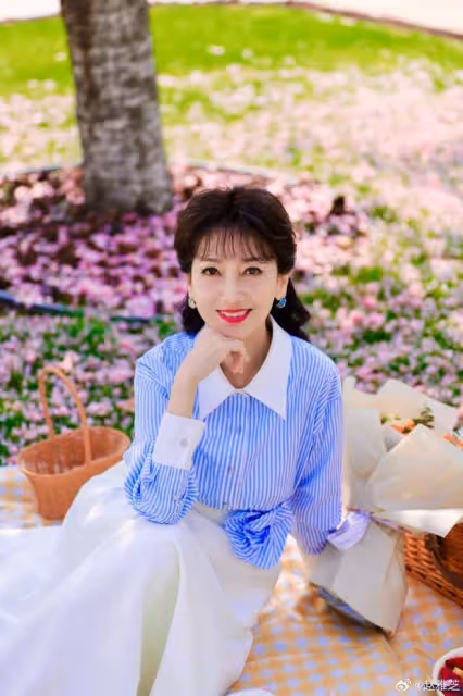 70歲趙雅芝近照曝光,穿粉裙踩恨天高騰空起跳,體態狀態不像老人