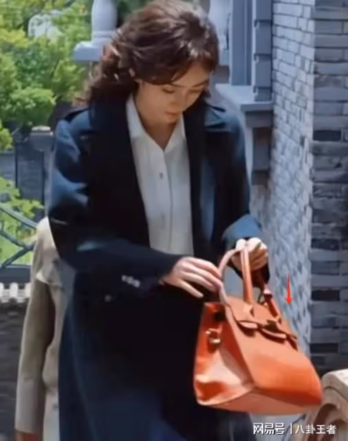 楊冪放過諜戰劇吧!誰天天拎愛馬仕包,塗雅詩蘭黛口紅演特務科長