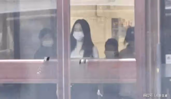 霍思燕一家被偶遇!代孕女兒扎丸子頭戴眼鏡好漂亮,嗯哼好像杜江