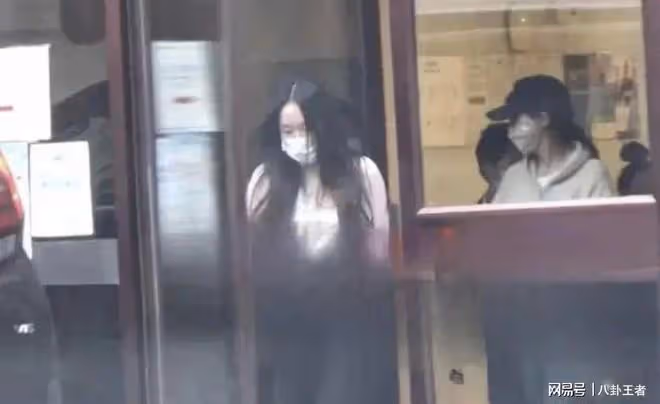 霍思燕一家被偶遇!代孕女兒扎丸子頭戴眼鏡好漂亮,嗯哼好像杜江