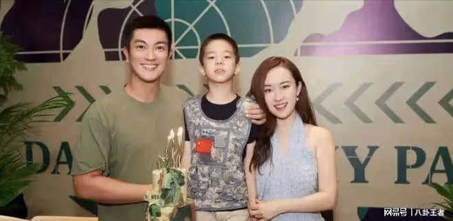 霍思燕一家被偶遇!代孕女兒扎丸子頭戴眼鏡好漂亮,嗯哼好像杜江