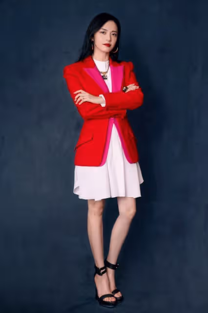 40歲女人亮色穿搭,學陳數和姚晨就夠了,優雅大氣又時尚減齡