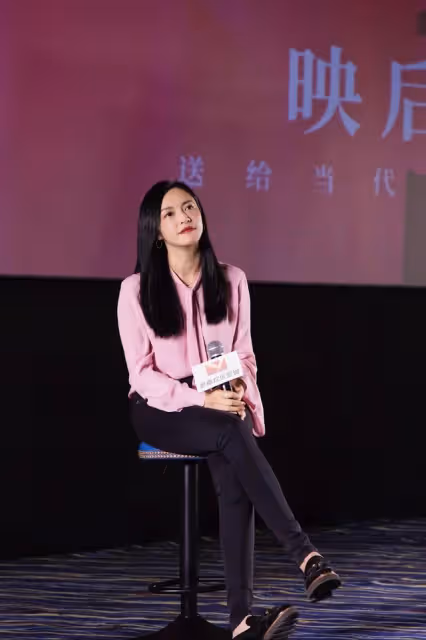40歲女人亮色穿搭,學陳數和姚晨就夠了,優雅大氣又時尚減齡