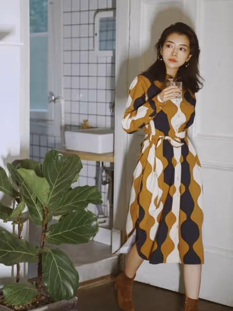 奔四的女人儘量少穿牛仔裙,看看三木這樣穿多美,優雅大氣上檔次