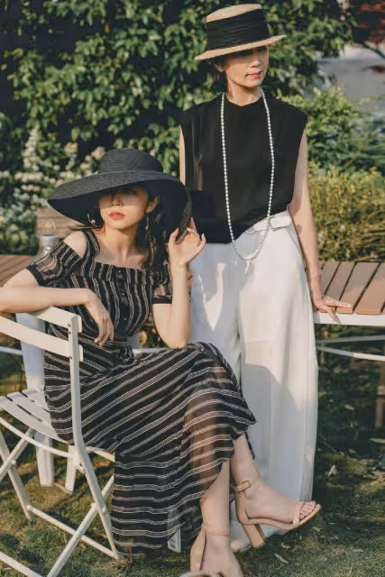 奔四的女人儘量少穿牛仔裙,看看三木這樣穿多美,優雅大氣上檔次
