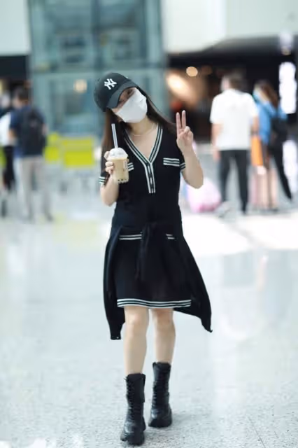 楊鈺瑩太會穿，針織裙配馬丁靴走機場，甜酷風減齡20歲不止