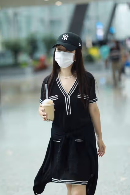楊鈺瑩太會穿，針織裙配馬丁靴走機場，甜酷風減齡20歲不止