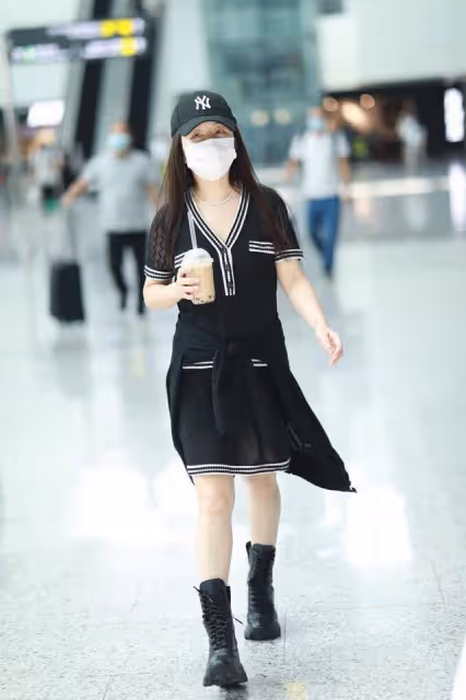 楊鈺瑩太會穿，針織裙配馬丁靴走機場，甜酷風減齡20歲不止