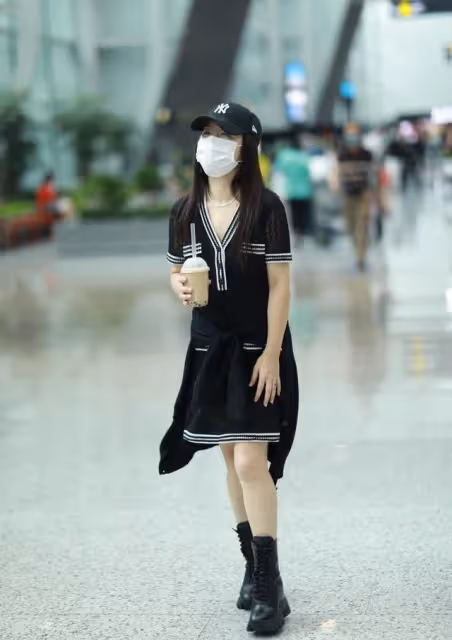 楊鈺瑩太會穿，針織裙配馬丁靴走機場，甜酷風減齡20歲不止