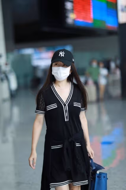 楊鈺瑩太會穿，針織裙配馬丁靴走機場，甜酷風減齡20歲不止