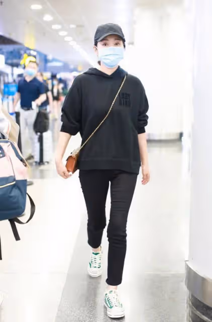閆妮瘦了秒變時髦精!連帽衛衣配緊身褲,"上松下緊"顯瘦又減齡