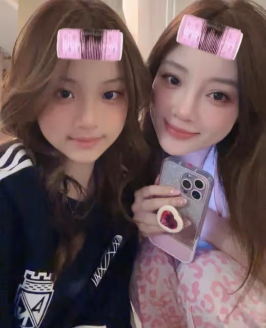 甜馨曬與媽媽合照，母女一起做同款髮型，像一對閨蜜姐妹