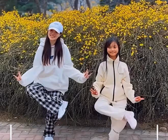 甜馨曬與媽媽合照，母女一起做同款髮型，像一對閨蜜姐妹