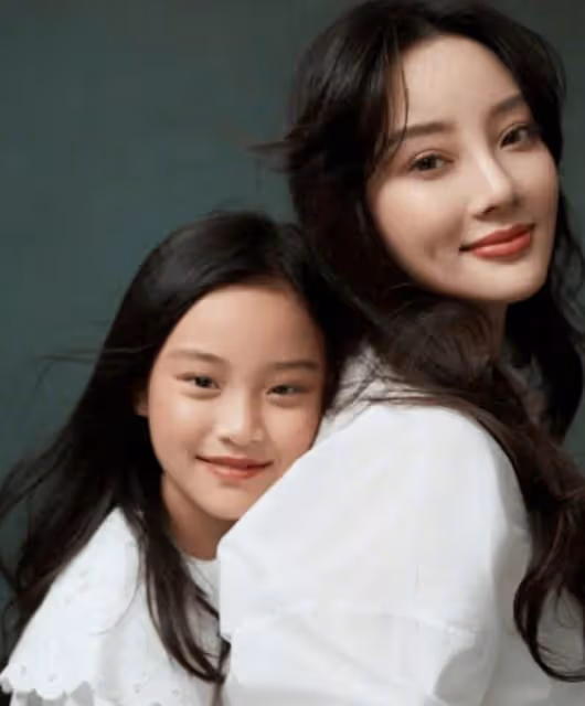 甜馨曬與媽媽合照，母女一起做同款髮型，像一對閨蜜姐妹