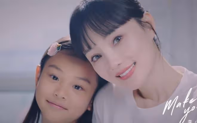 甜馨曬與媽媽合照，母女一起做同款髮型，像一對閨蜜姐妹
