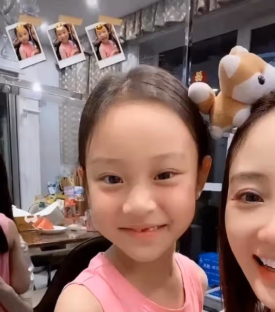 甜馨曬與媽媽合照，母女一起做同款髮型，像一對閨蜜姐妹