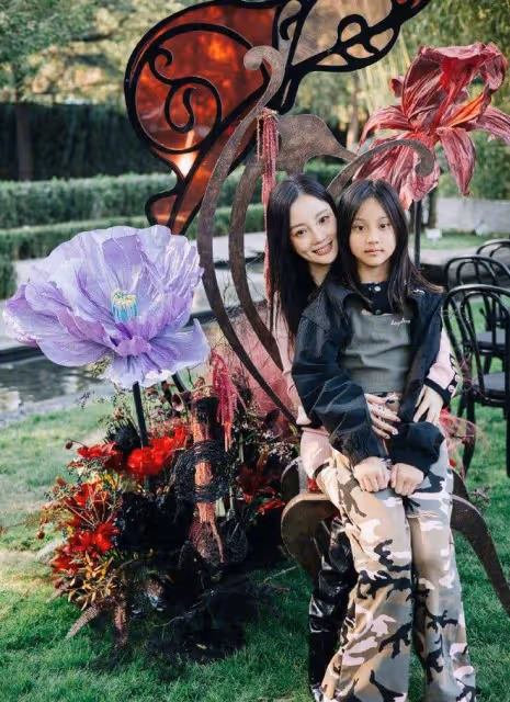 甜馨曬與媽媽合照，母女一起做同款髮型，像一對閨蜜姐妹