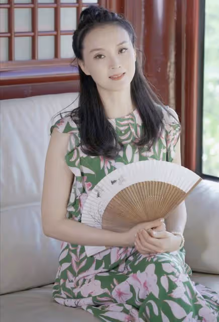 鮮花插在牛糞上的幾位女星,個個貌美如花,是嫁給了愛情還是金錢