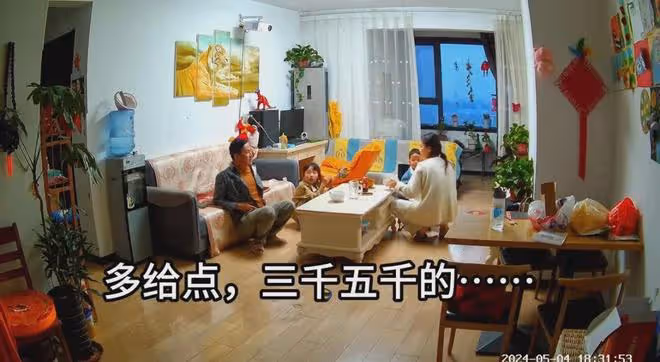 丈母娘轉1000給娃買衣服，男子嫌少吐槽能幹啥，妻子反駁瞬間愣住