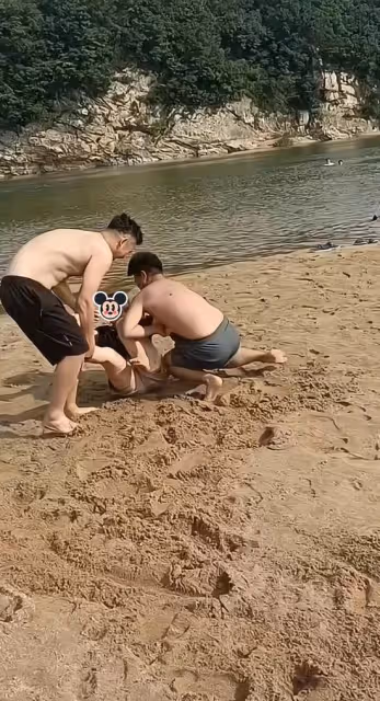 外出遊玩時兩個弟弟想把姐姐扔進河裡,姐姐大喊:我可不會游泳