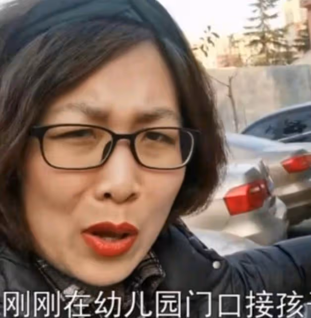 80後寶媽自認打扮時髦,接二胎放學時被大媽追問:你是來接孫子的