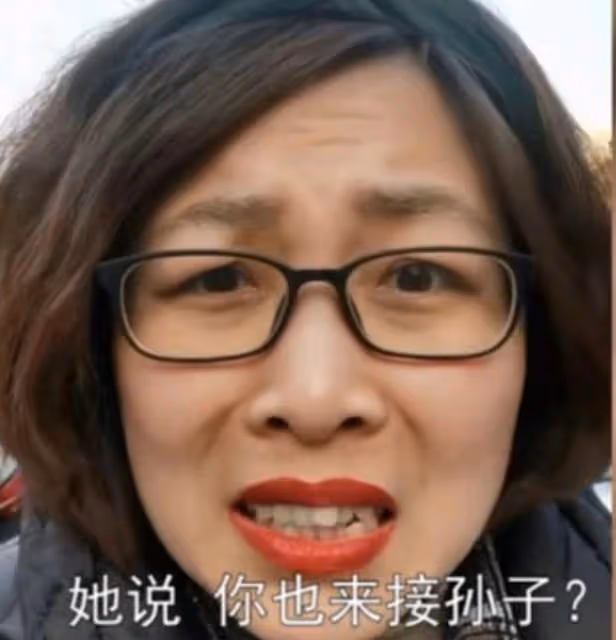 80後寶媽自認打扮時髦,接二胎放學時被大媽追問:你是來接孫子的