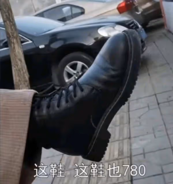 80後寶媽自認打扮時髦,接二胎放學時被大媽追問:你是來接孫子的
