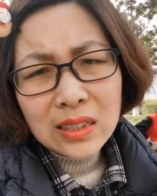 80後寶媽自認打扮時髦,接二胎放學時被大媽追問:你是來接孫子的
