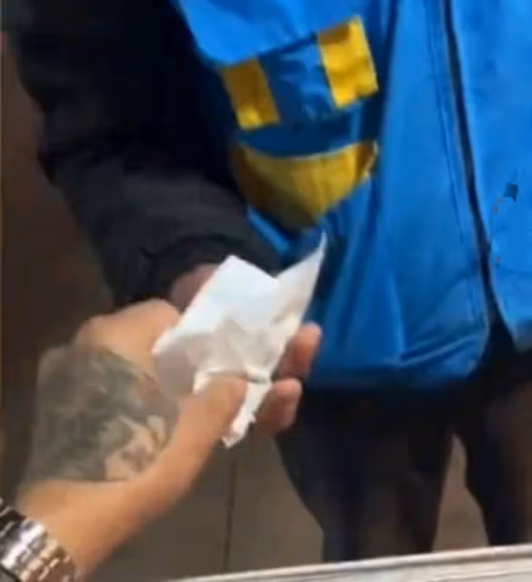 朋友想吃車厘子,男子用紙巾包一顆交給閃送小哥:我沒聽錯吧